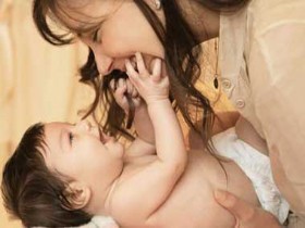 新生儿该怎么抱，宝宝才最舒服？