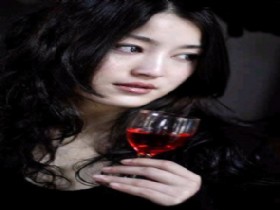女性喝红酒可提升性功能